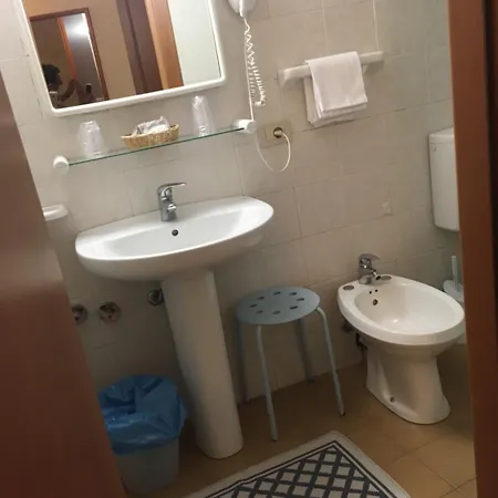 由威酒店 酒店