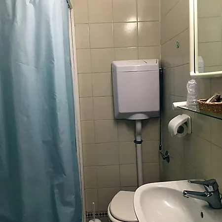 由威酒店 3*